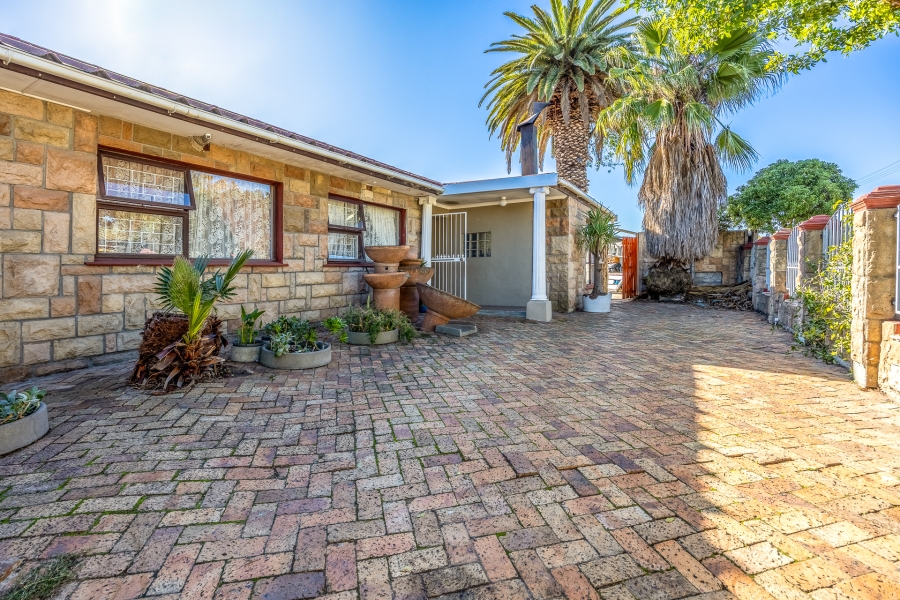 4 Bedroom Property for Sale in Mabille Park Western Cape